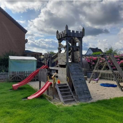 Spielgerüst und Sandkiste Spielgerüst und Sandkiste